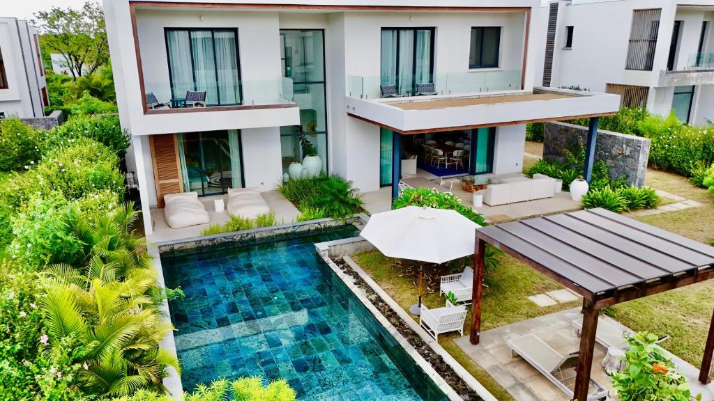 塔马兰Villa familiale avec piscine的享有带游泳池的别墅的空中景致