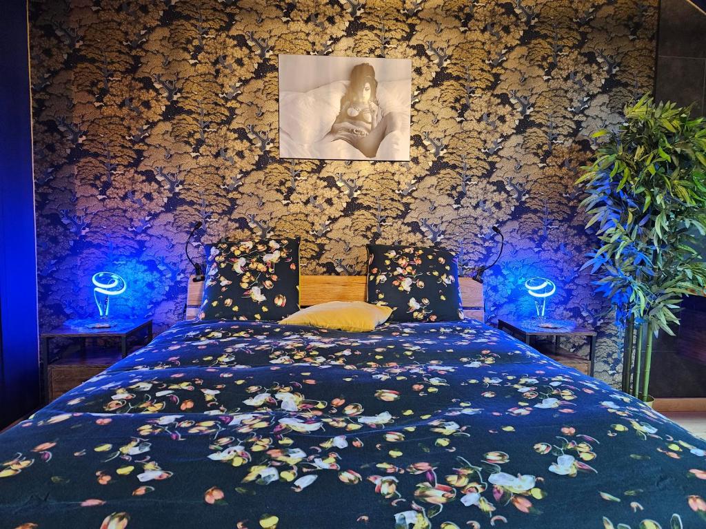 布永L'alcôve de Ide的一间卧室配有一张床和两把椅子