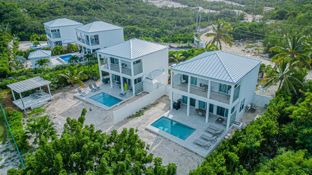 Long Bay HillsVillas with Private Pool 5 min to Grace Bay beach的享有带2个游泳池的房屋的空中景致