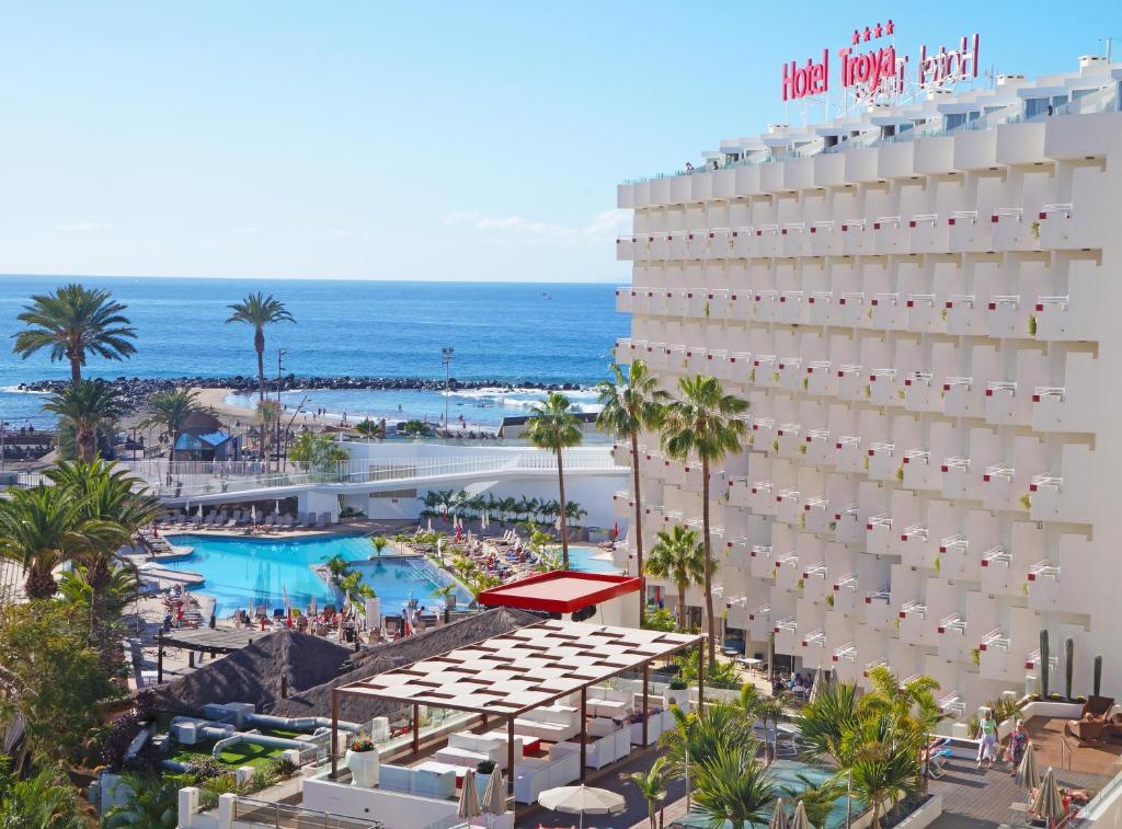 美洲海滩Alexandre Hotel Troya的享有酒店大堂和大海的空中景致。