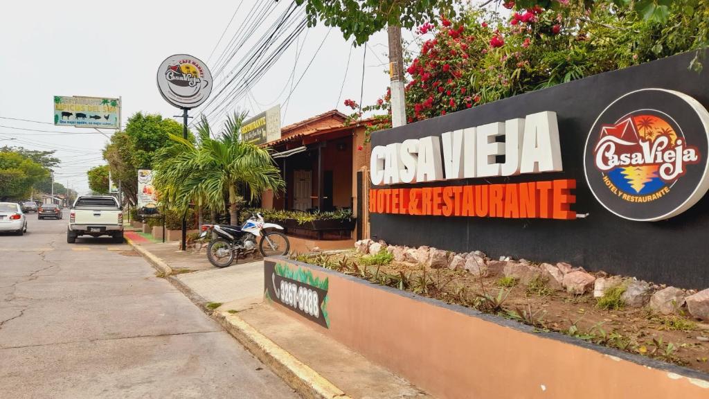 San LorenzoCasa Vieja Hotel y Restaurante的街道旁的餐厅标志