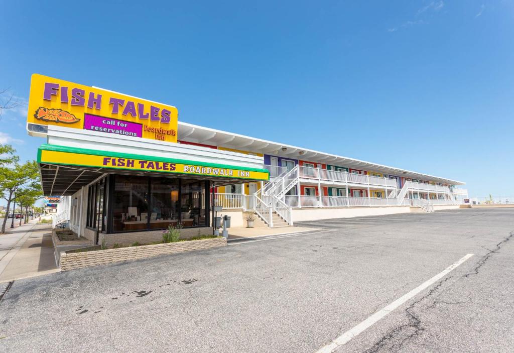 大洋城Fish Tales Boardwalk Inn &amp; Ocean Mecca Motel的街道边的快餐店