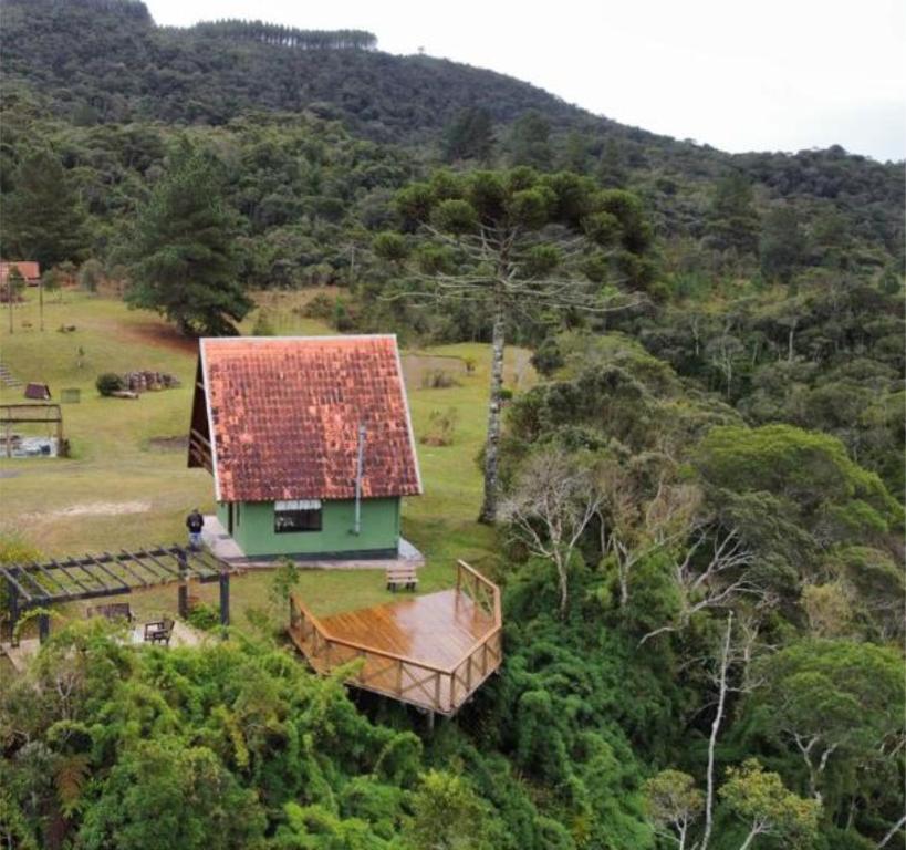 兰舒凯马杜Nosso Pátio - Chalé na Montanha的享有红色屋顶房屋的空中景致