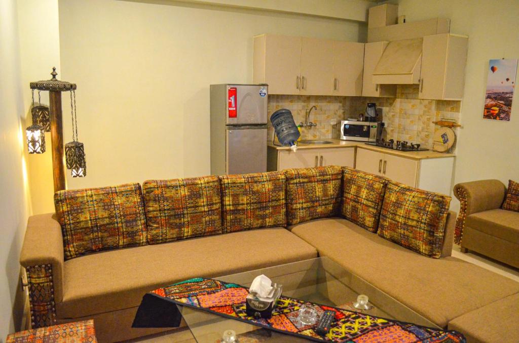 伊斯兰堡Landmark III High Rated Apartment的带沙发的客厅和厨房