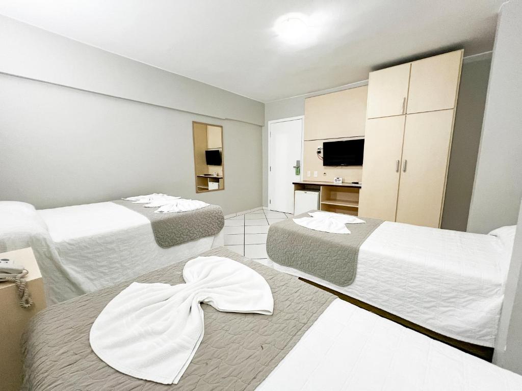 伊瓜苏SMART IGUASSU HOTEL的酒店客房带两张床和厨房