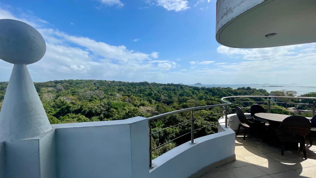 ArraijÃ¡n10G Perfect 2 Bedroom with Ocean and Jungle Views的设有一个配有桌椅并享有美景的阳台。