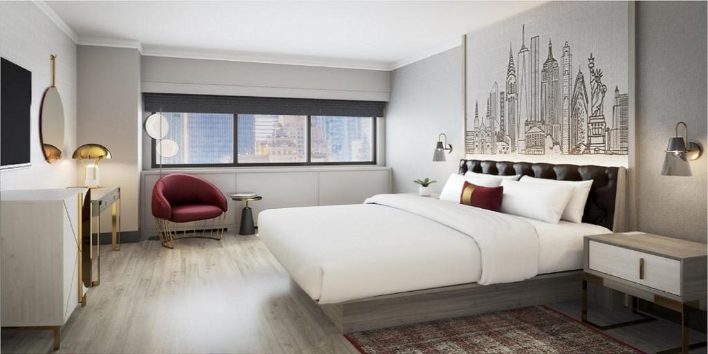 纽约曼哈顿时代广场酒店的卧室配有一张白色大床和红色椅子