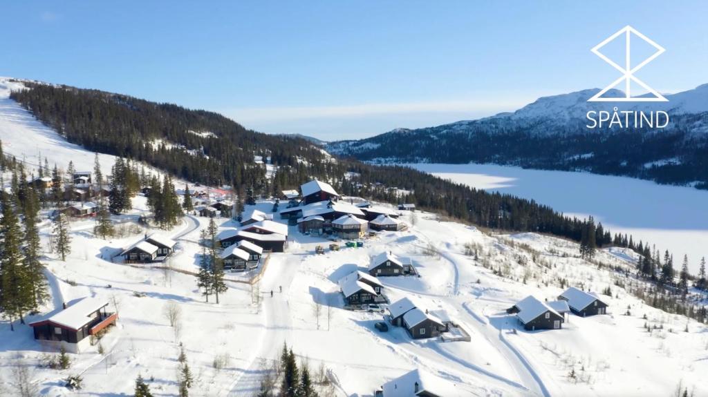 Nord TorpaSpåtind Fjellhotell的雪地中滑雪胜地的空中景观