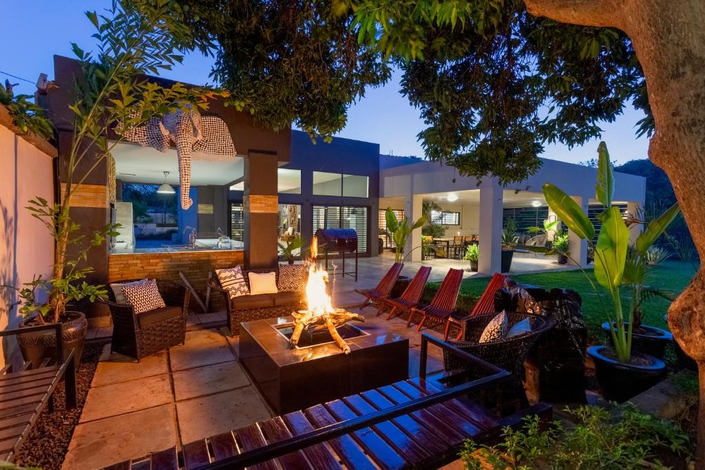 利文斯顿La Caduta Luxury Villa的户外客厅设有火坑和庭院