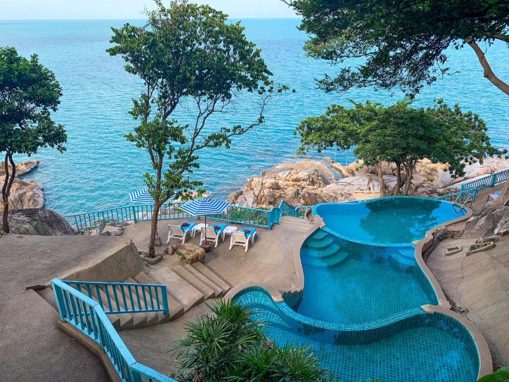 茶云莱海滩Baan Hin Sai Resort & Spa的一个带游泳池和海洋的度假胜地
