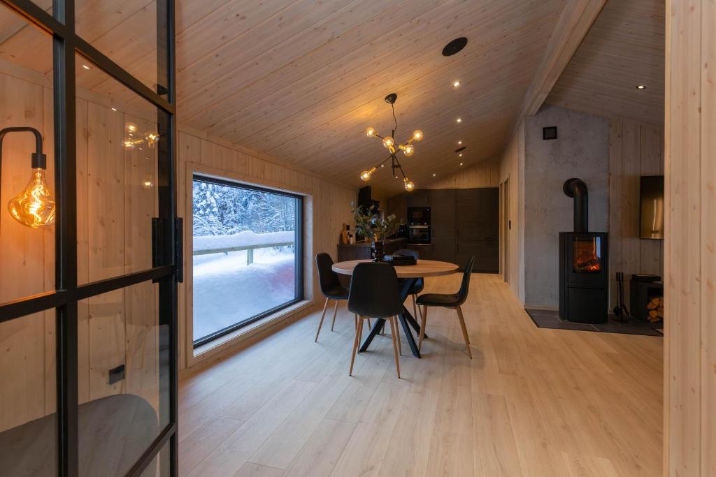 弗洛High standard cabin in a quiet area in the bossom of nature near Flå的厨房以及带桌椅的用餐室。