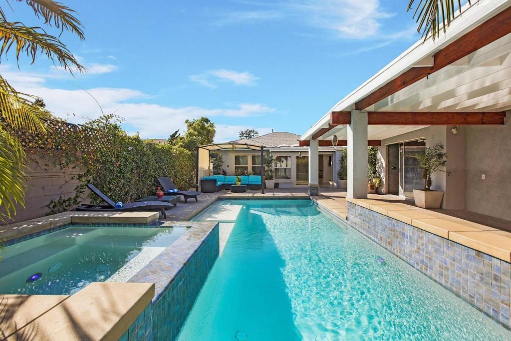 洛杉矶Venice Villa with pool, music studio的一座房子后院的游泳池