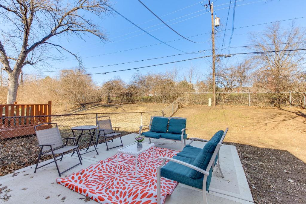 MerriamPet-Friendly Vacation Rental 10 Mi to Kansas City的庭院配有椅子和桌子,铺有地毯。