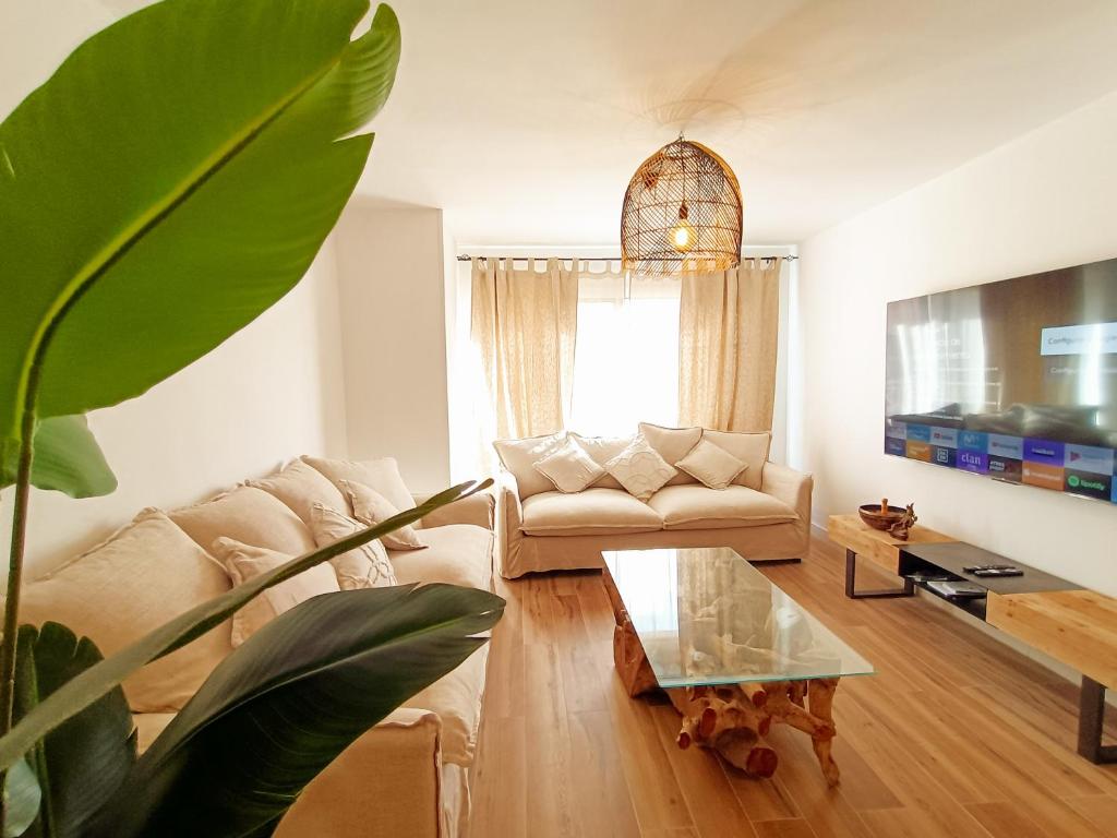 科拉雷侯Chakra House Fuerteventura的客厅配有沙发和桌子
