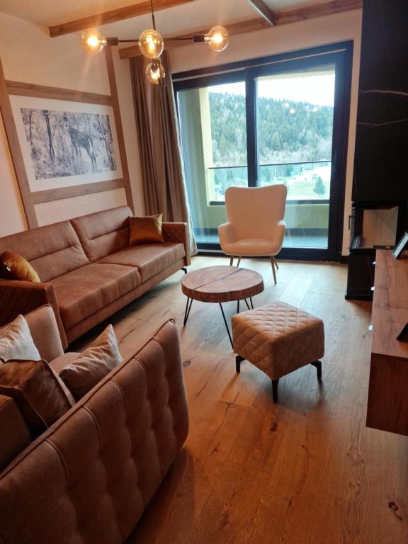 别拉什尼察Natural White apartments的客厅配有沙发和桌子