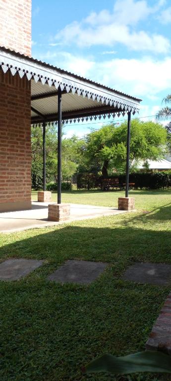 拉巴斯Departamento con quincho h/5 huéspedes的公园内有砖砌建筑的亭子