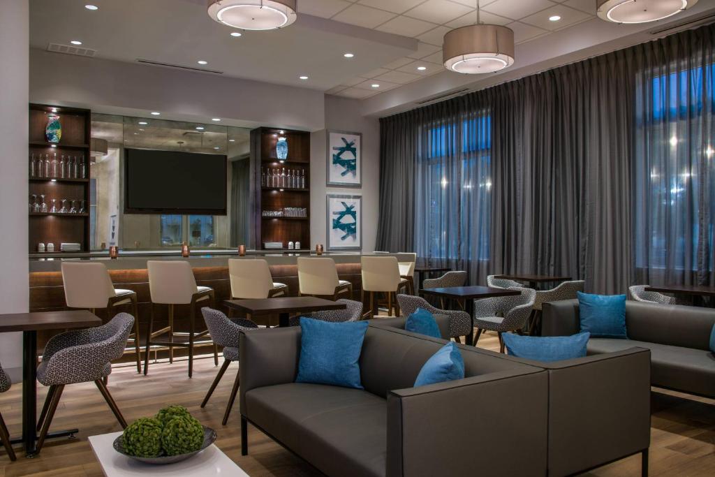 代顿Fairfield Inn & Suites by Marriott Dayton的带沙发和桌子的等候室和酒吧