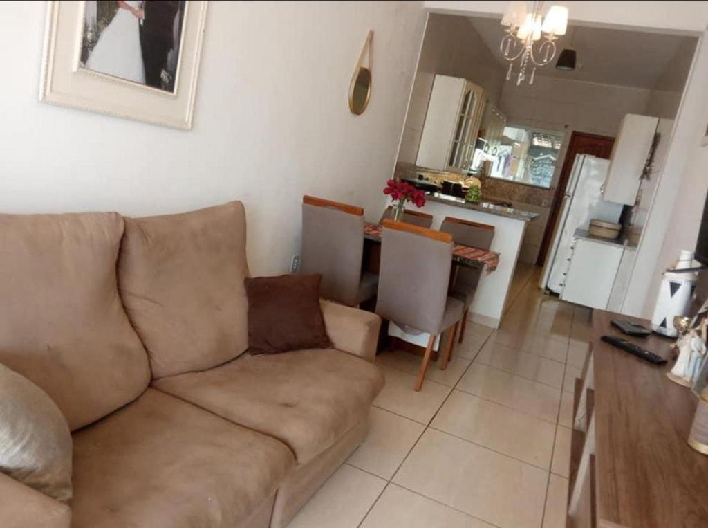 里约热内卢Casa a 40 minuto da praia的带沙发的客厅和厨房