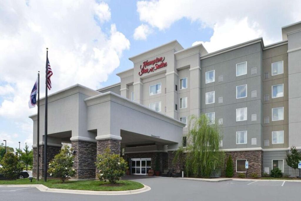 格林斯伯勒Hampton Inn & Suites Greensboro/Coliseum Area的酒店前方的 ⁇ 染