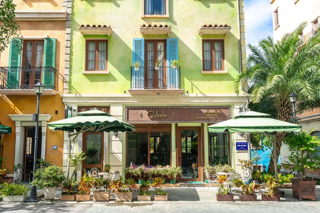 富国Cybele Sunset Hotel Phu Quoc - Free Hon Thom Cable Car & Aquatopia Water Park的商店前有两把遮阳伞的建筑