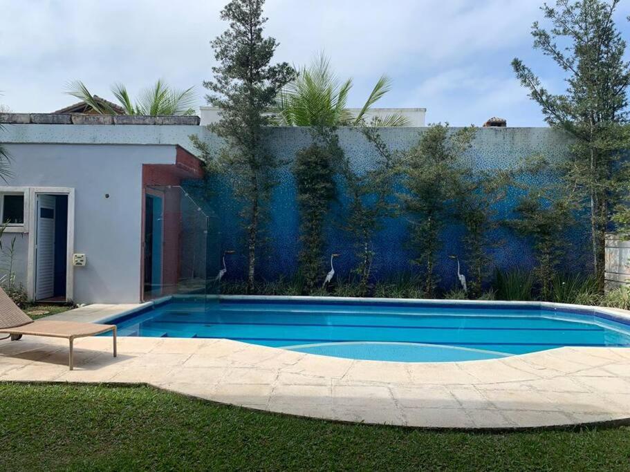 Casa em Guarujá-Jardim Acapulco内部或周边的泳池