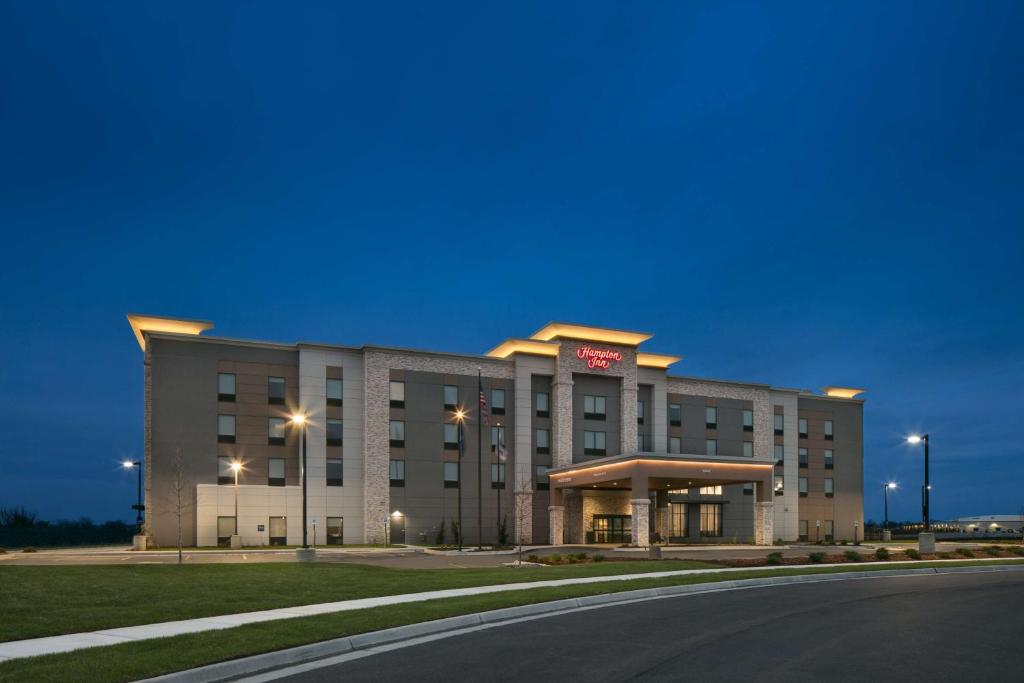 威奇托Hampton Inn By Hilton Wichita Northwest的一座酒店大楼,前面有标志