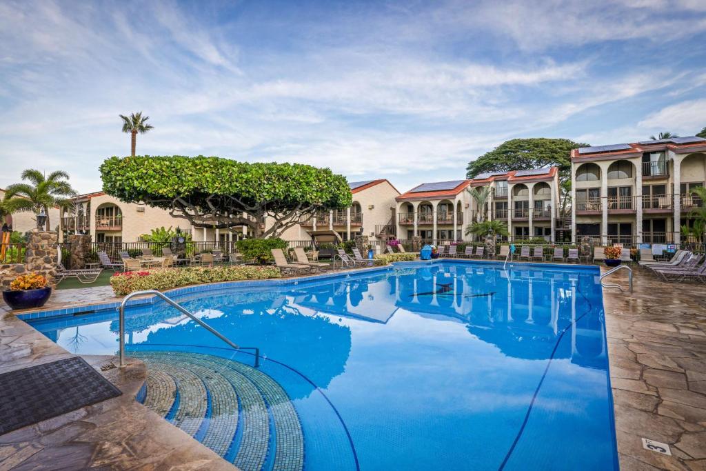 维雷亚阿斯顿毛伊岛山酒店的蓝色海水度假村的游泳池
