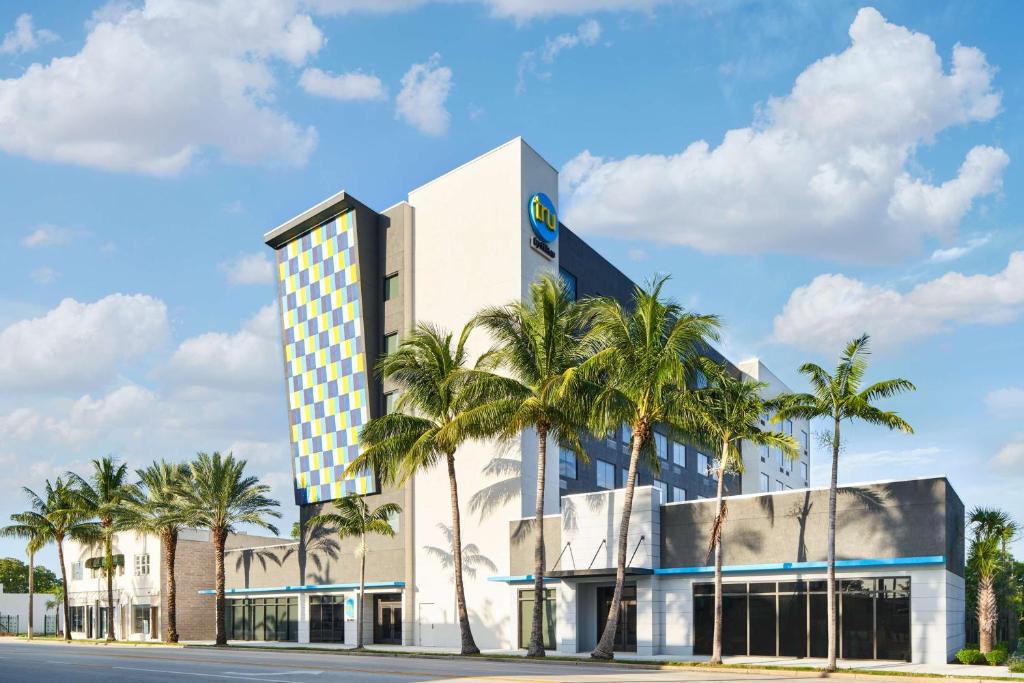 达尼亚滩Tru By Hilton Ft Lauderdale Airport的一座棕榈树建筑