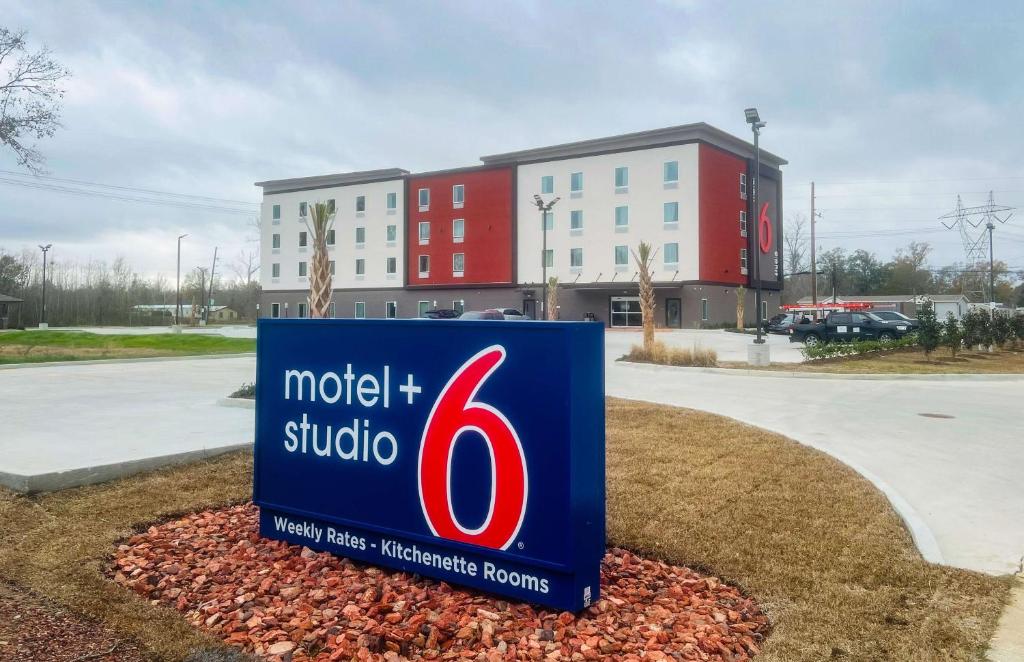 冈萨雷斯Motel 6 Gonzales, LA Baton Rouge Geismar Prairieville I 10的大楼前的汽车旅馆工作室的标志