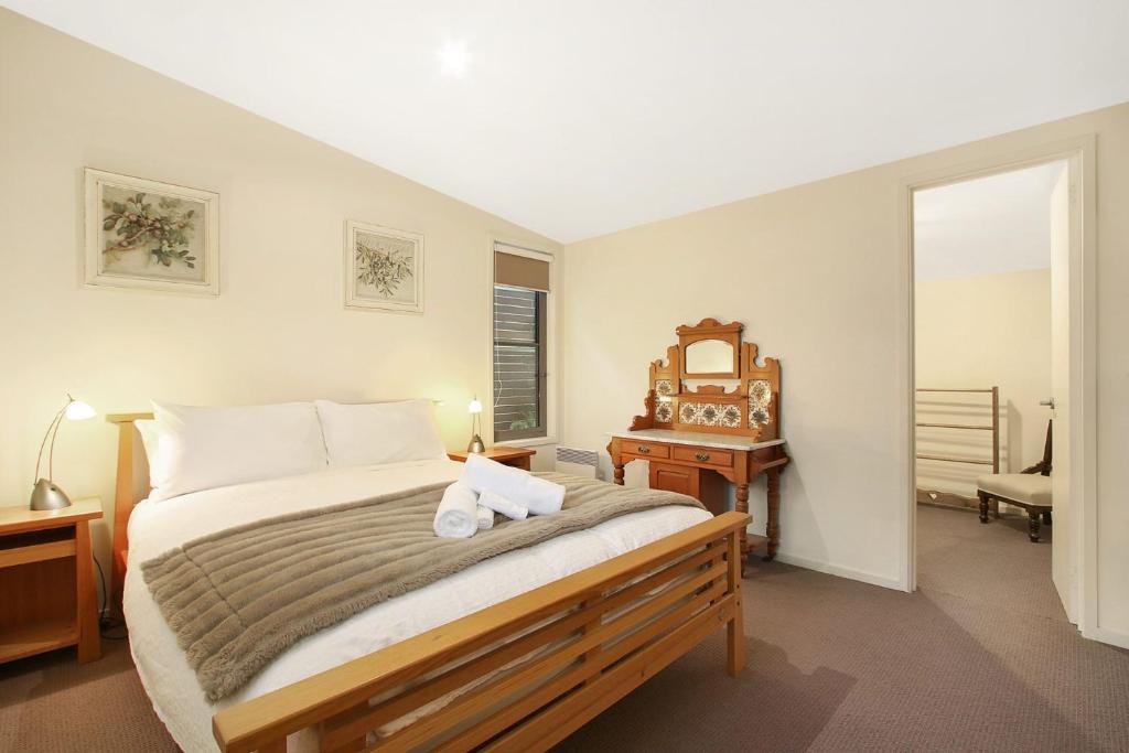 布赖特Bright Woodlands Retreat的一间卧室配有一张大床和镜子
