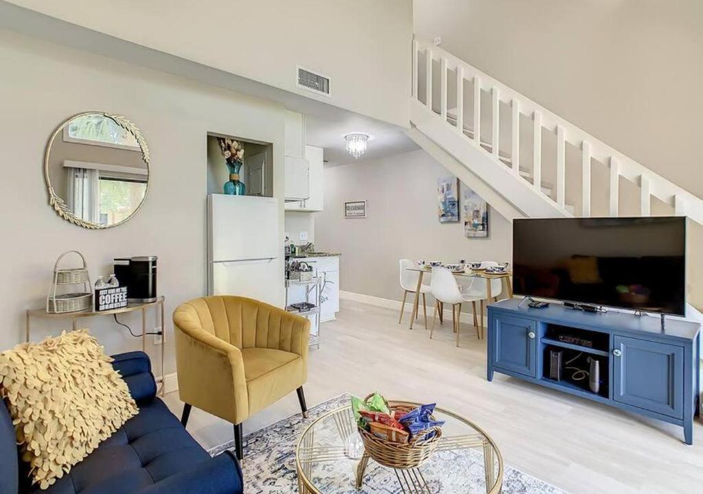 奥兰多Charming Lakeview Retreat的客厅配有蓝色的沙发和电视