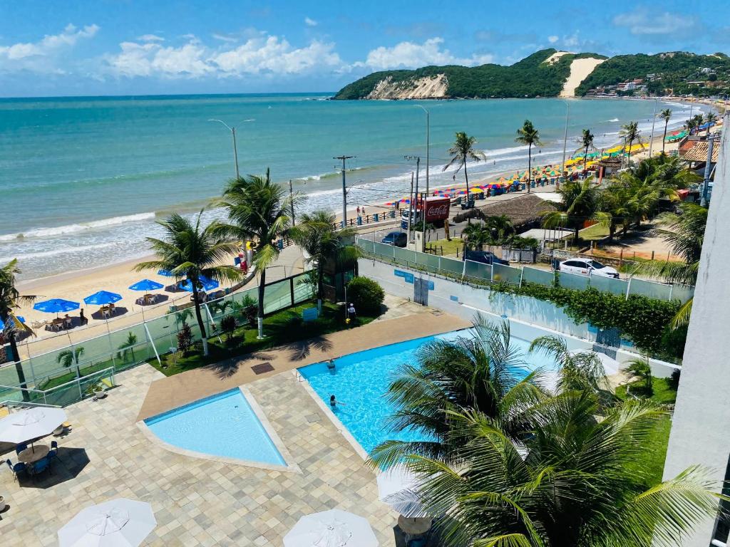 纳塔尔Ponta Negra Beach 234-Natal-RN-Cantinho Potiguar的享有海滩美景的度假酒店设有游泳池