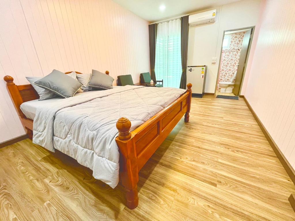 曼谷Number9 Bangkoknoi BKK的一间卧室,卧室内配有一张大床