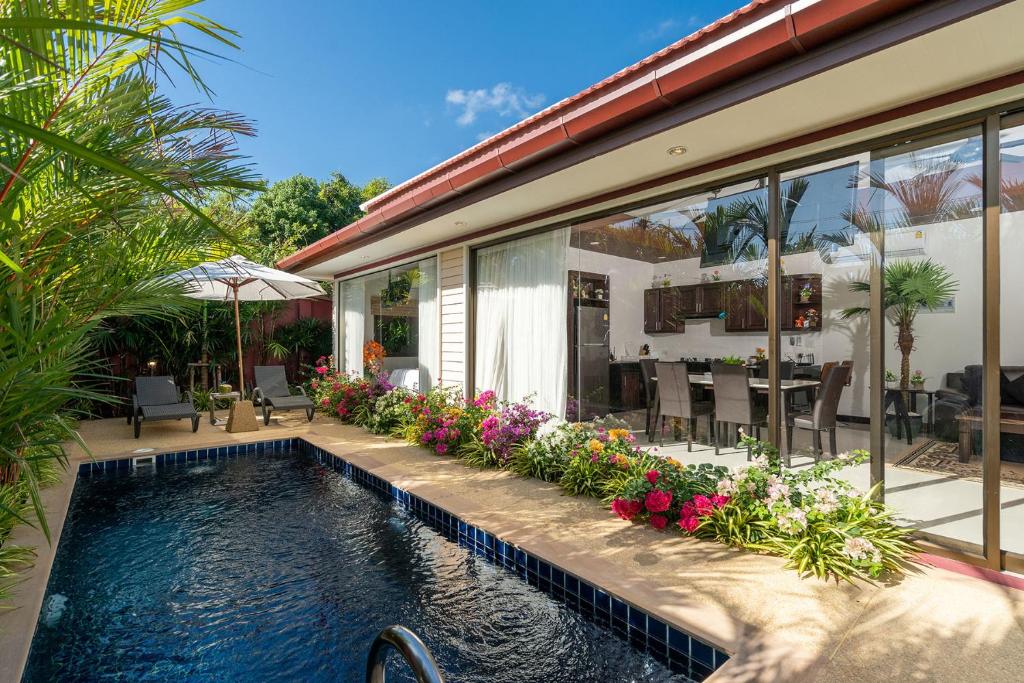 班巴克洛Boutique Resort Private Pool Villa - SHA Extra Plus的房屋前有游泳池的房子