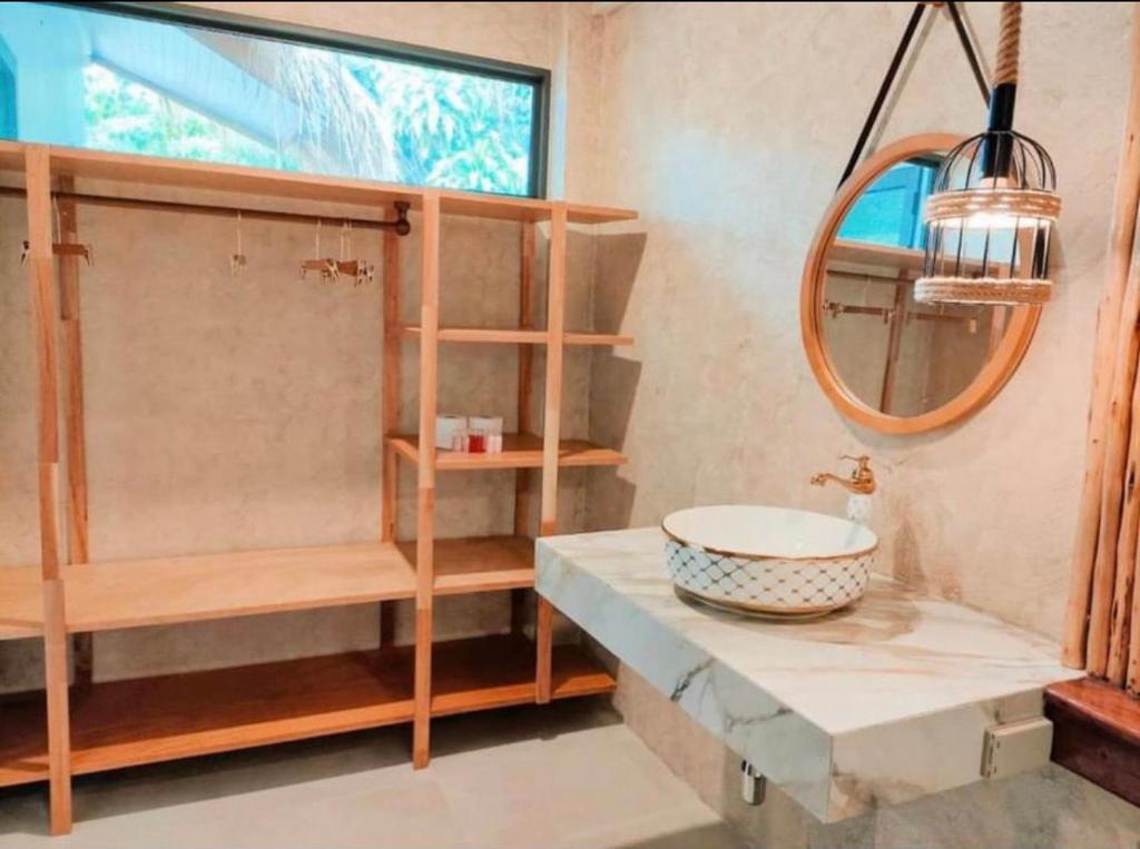 沙拉海滩Tropical Crystal Villa的一间带水槽和镜子的浴室