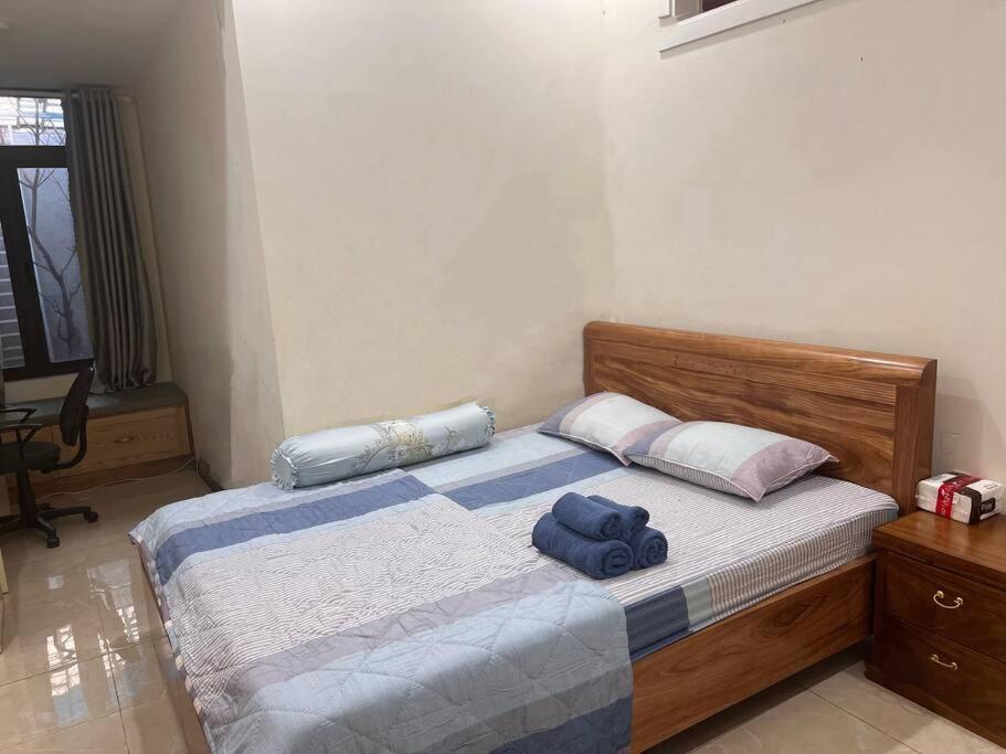 Plei Brel (2)Căn nhà của sự ngọt ngào!的一间卧室配有一张带蓝色毛巾的床
