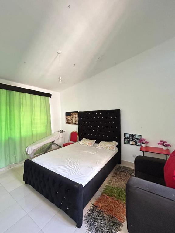 蒙巴萨Mopearlz 4bedroom villa Nyali的一间卧室配有一张大床和一张沙发