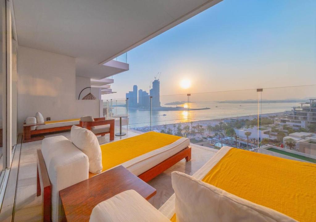 迪拜FIVE Palm Resort - Luxury 2BR - Sea View的一间带两张床的卧室,享有海景