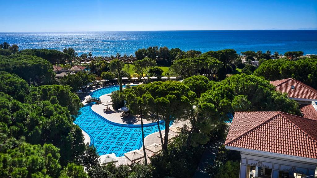 锡德阿丽贝索尔根度假酒店的享有带游泳池和海洋的度假村的空中景致