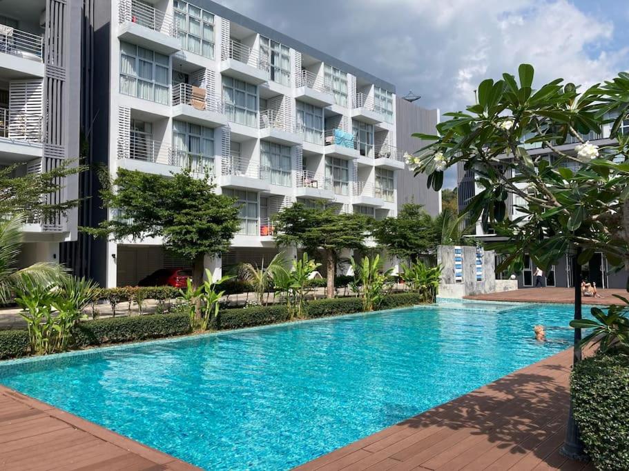 功孟海滩Chez Wanida - apartment Krabi的大楼前的游泳池