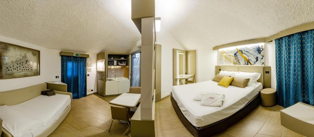 切法卢凯拉尼卡度假酒店的一间酒店客房 - 带一张床和一间浴室