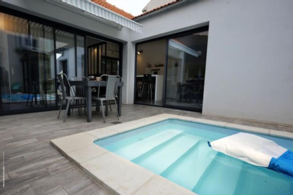 拉罗谢尔Villa Maurice avec piscine centre La Rochelle的房屋前的游泳池