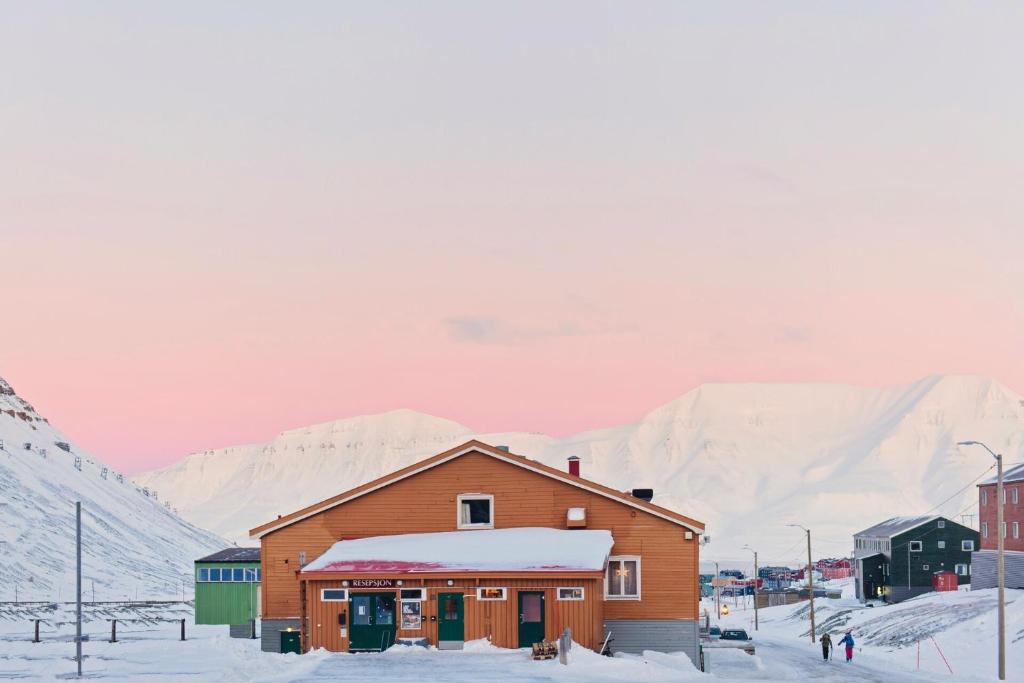 朗伊尔城煤矿工小屋旅舍的一座山地雪地建筑