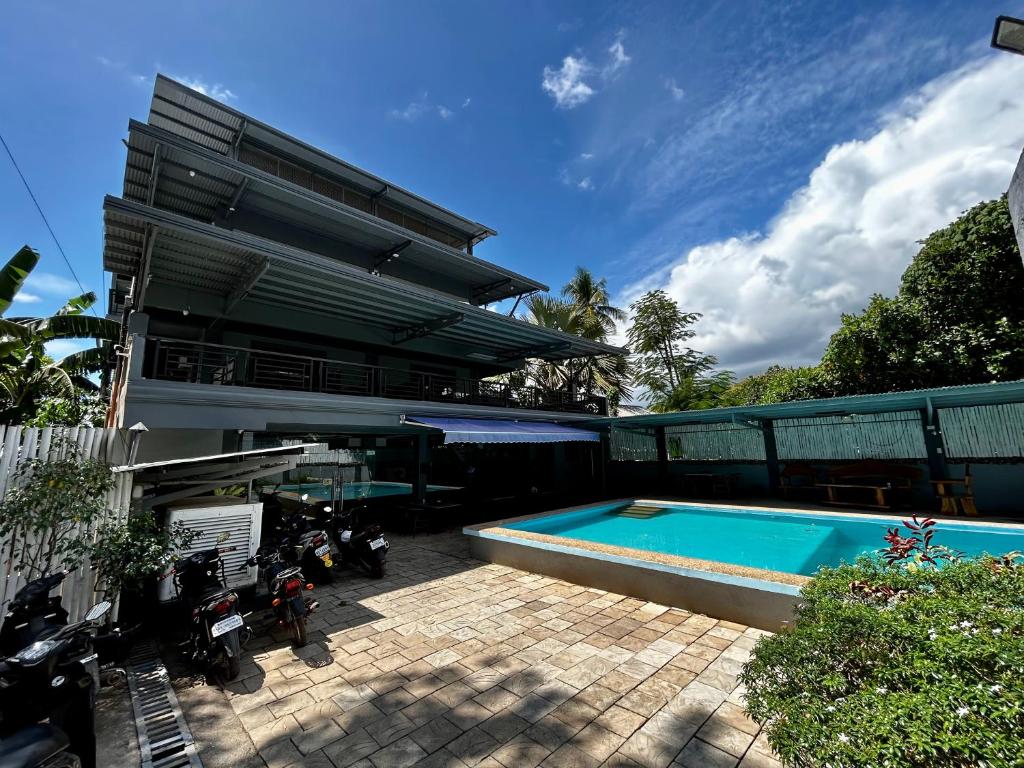 科隆Lucky Tito Coron Dive Resort的房屋前的游泳池