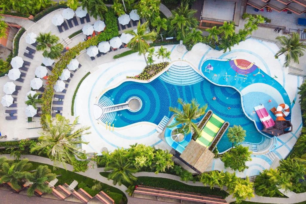 芭东海滩Courtyard by Marriott Phuket, Patong Beach Resort的享有度假村游泳池的顶部景致