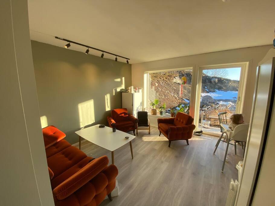 卡伯尔沃格Nybygget leilighet i Kabelvåg的带沙发和椅子的客厅以及窗户。