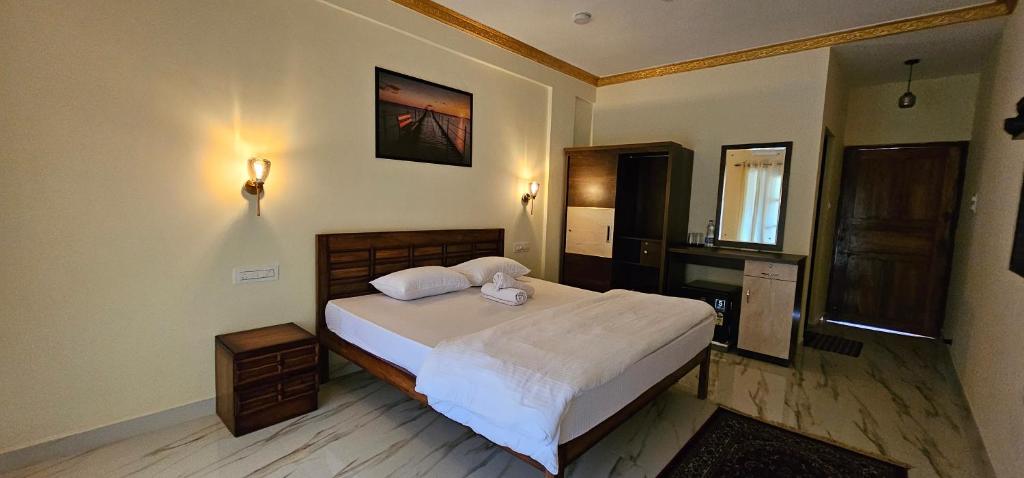 阿贡达Abba's Glory Land - Agonda的一间卧室配有一张带两个枕头的床