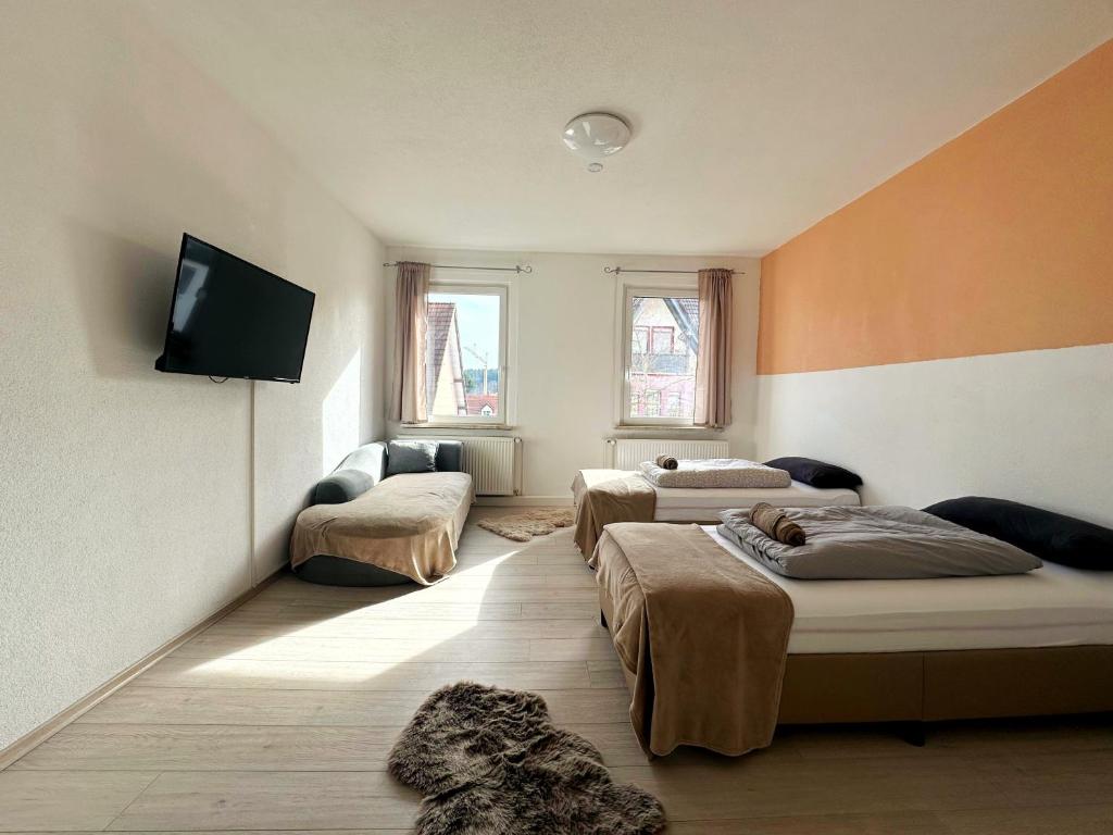 菲林根-施文宁根Cozy Vacations Home in the Black Forest的客房设有两张床和一台平面电视。