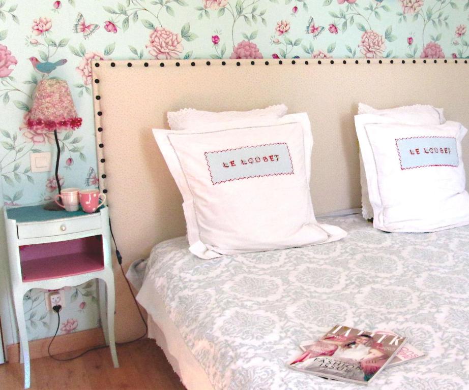 利勒茹尔丹卢贝乐住宿加早餐旅馆的一间小卧室,配有带两个枕头的床
