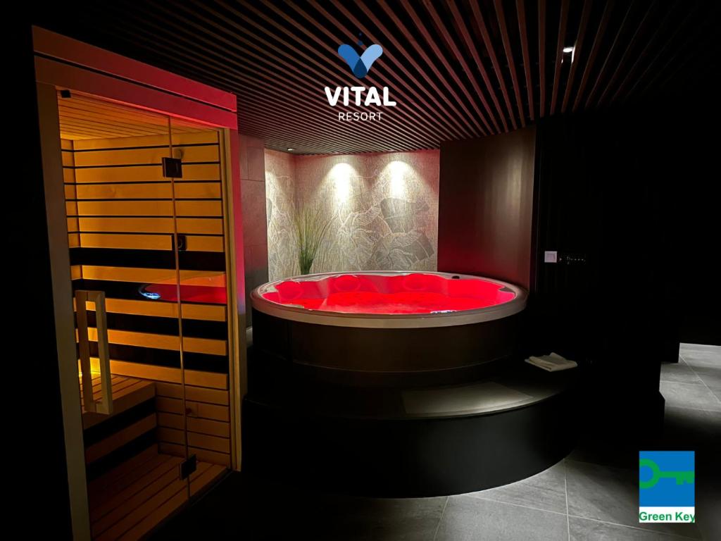 摩拉瓦托普利采Aparthotel Vital - Vital Resort的一间客房内的红色浴缸浴室